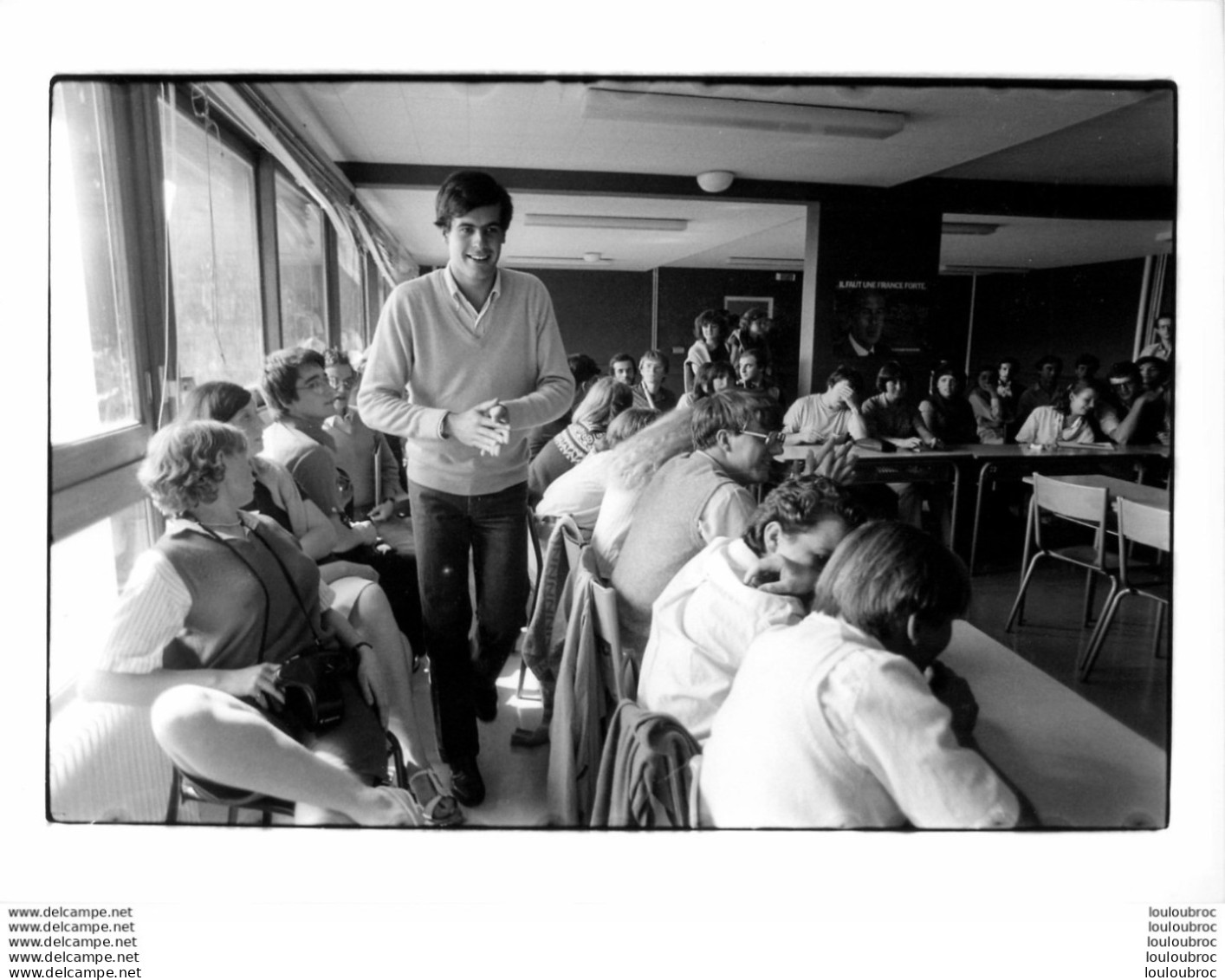 HENRI GISCARD D'ESTAING CAMPUS 09/1981 A LIORAN JEUNES GISCARDIENS PHOTO DE PRESSE 24X18CM - Geïdentificeerde Personen