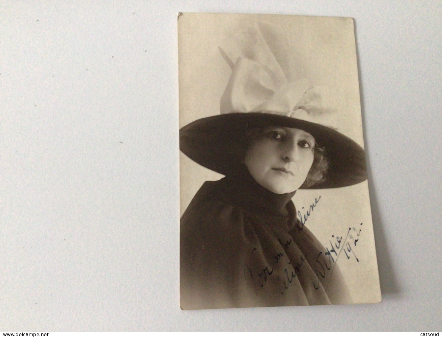 Carte Postale Ancienne (1922) Photographie Signée Femme à Chapeau - Donne