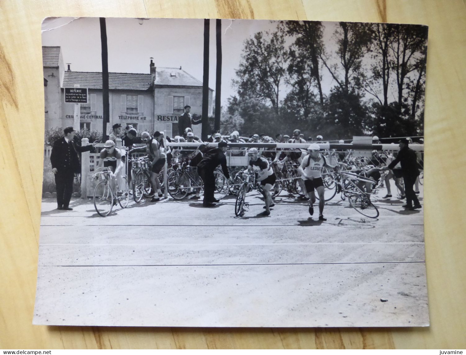 77 MARLES EN BRIE - LES COUREURS AU PASSAGE A NIVEAU DE LA GARE - CIRCUIT DE PARIS - PHOTOS 1937 CYCLISME CYCLISTE SPORT - Wielrennen