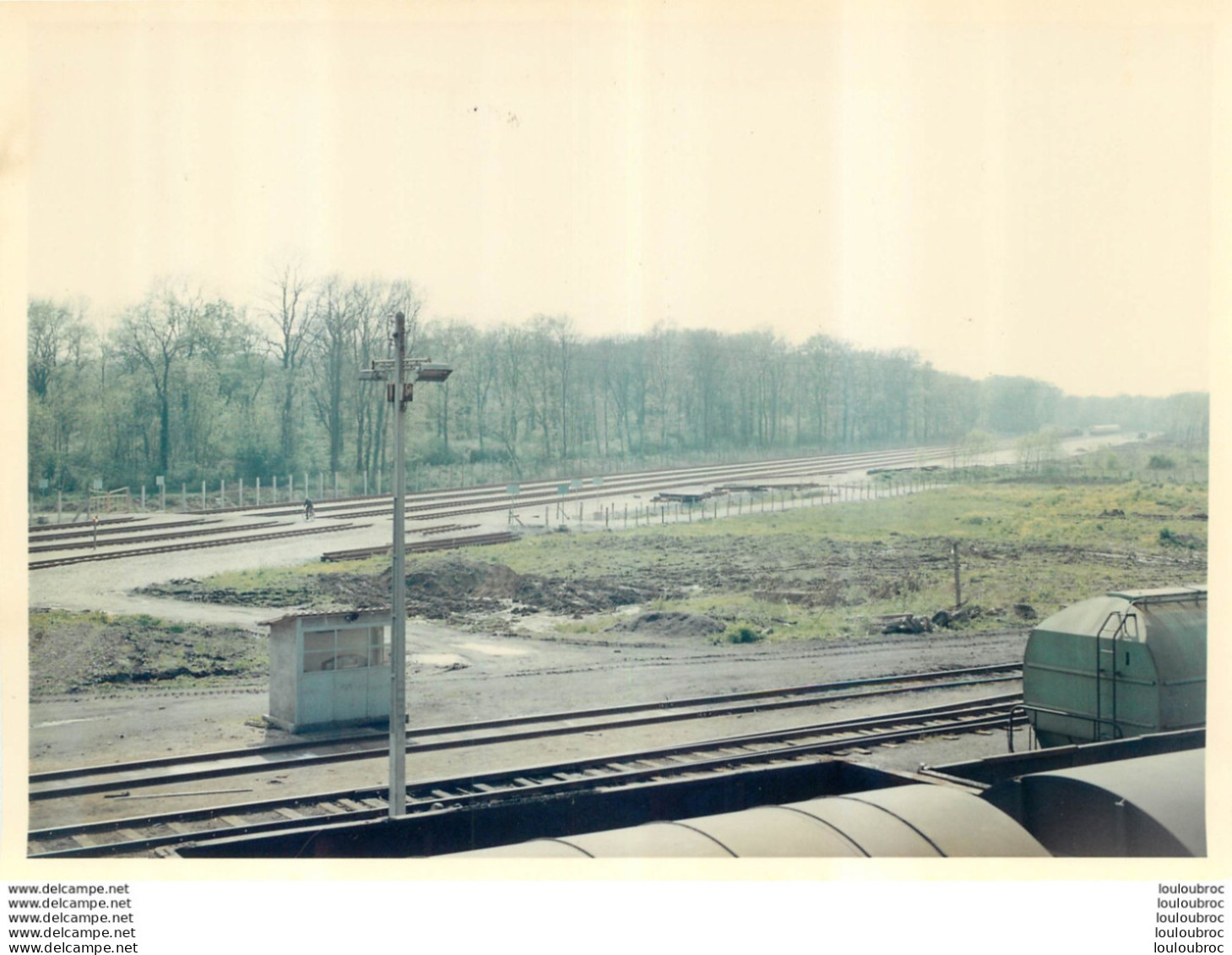 PHOTO ORIGINALE TRAIN DE MARCHANDISES ET VOIES DE CHEMIN DE FER  FORMAT 19 X 13.50 CM - Eisenbahnen