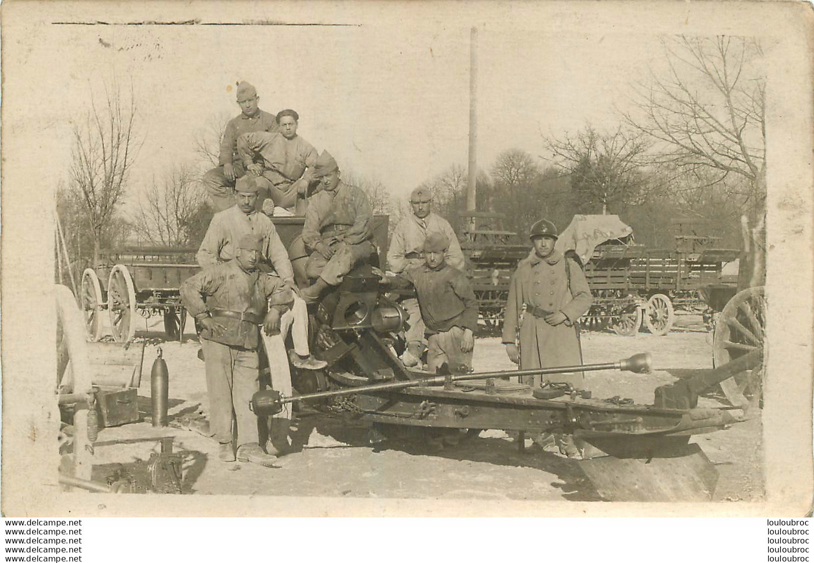 CARTE PHOTO GROUPE DE SOLDATS ET MATERIELS MILITAIRE - Matériel