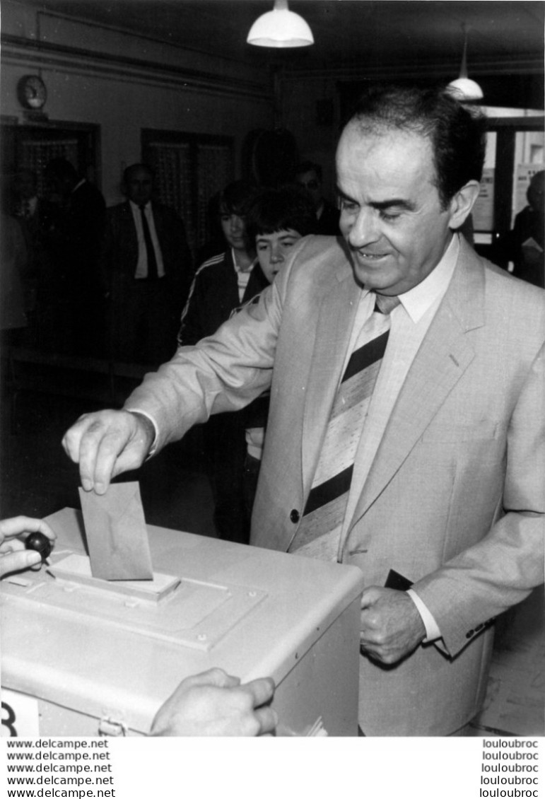 PHOTO DE PRESSE VOTE DE GEORGES MARCHAIS LEGISLATIVES 1981 FORMAT 24 X 18 CM - Personnes Identifiées