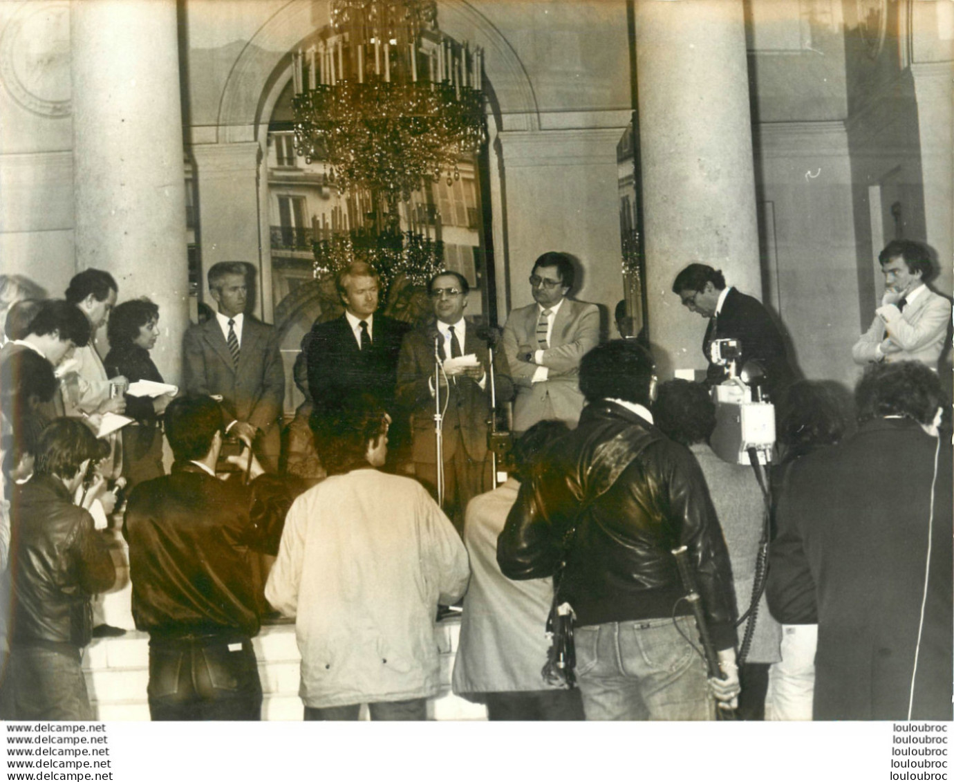 PHOTO DE PRESSE PIERRE MAUROY CONSTITUE LE NOUVEAU GOUVERNEMENT 06/1981 FORMAT 24 X 18 CM - Personas Identificadas