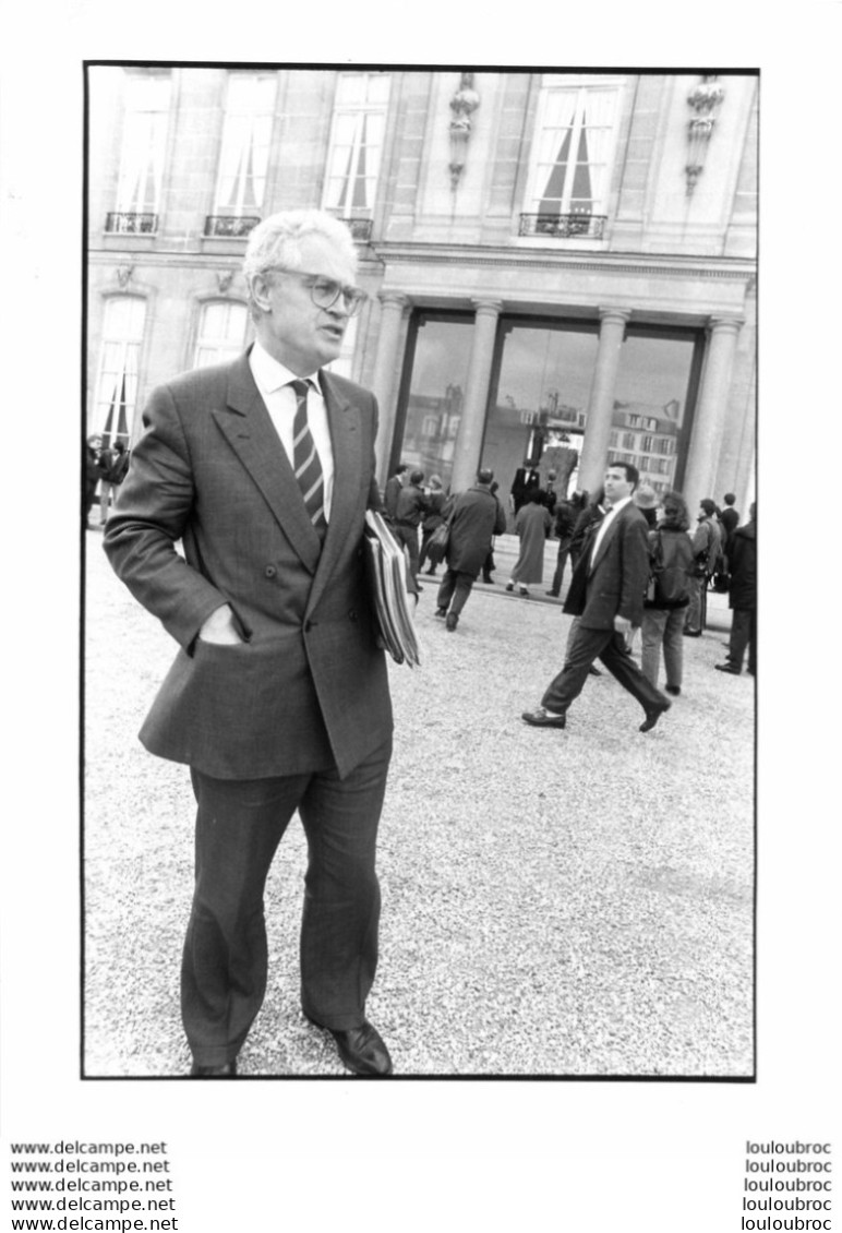 PHOTO DE PRESSE LIONEL JOSPIN DANS LA COUR DE L'ELYSEE CONSEIL DES MINISTRES 1989 FORMAT 24 X 17 CM - Identifizierten Personen