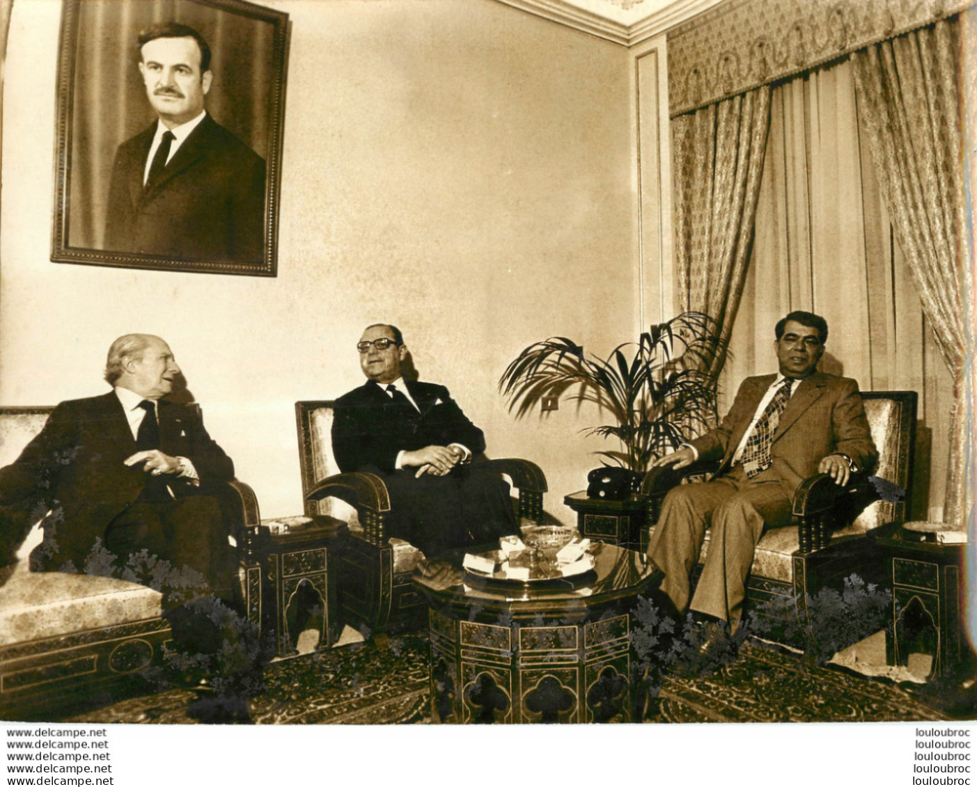 RAYMOND BARRE EN SYRIE 1977 ET ABDUL RAHMAN KHLEIFAOUI  PHOTO DE PRESSE 24X18CM B2 - Personalidades Famosas