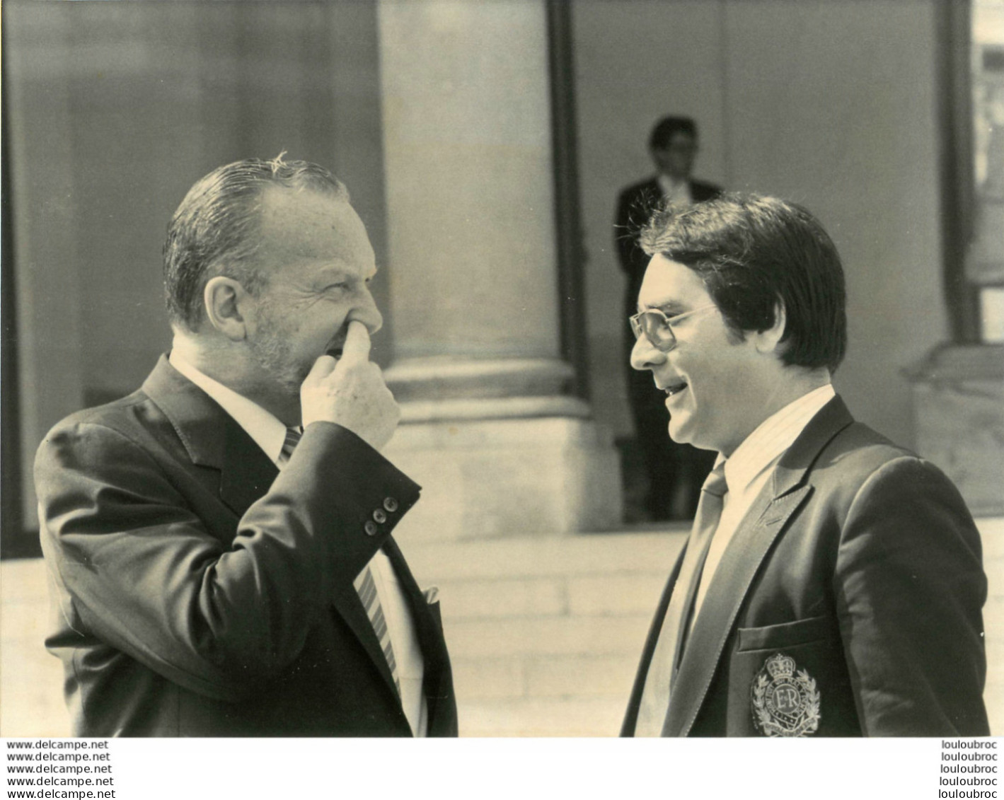 CHARLES HERNU 1985 SORTIE DU CONSEIL DES MINISTRES  PHOTO DE PRESSE  24X18CM - Célébrités