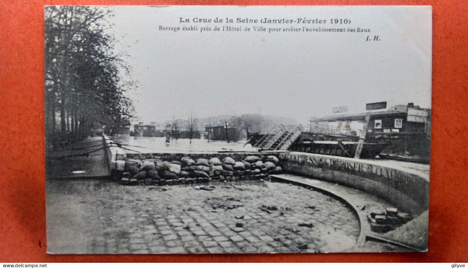 CPA (75) Crue De La Seine.1910.Barrage établi Près De L'Hôtel De Ville.  (7A.686) - De Overstroming Van 1910