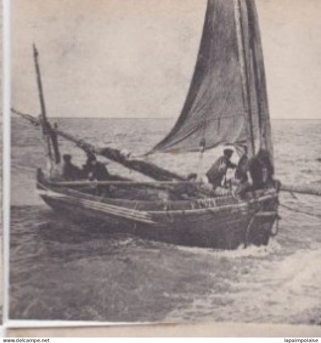 Photo Bateau De Pêche Immatriculée F1571 Départ Pour La Pêche     Réf 30225 - Boats