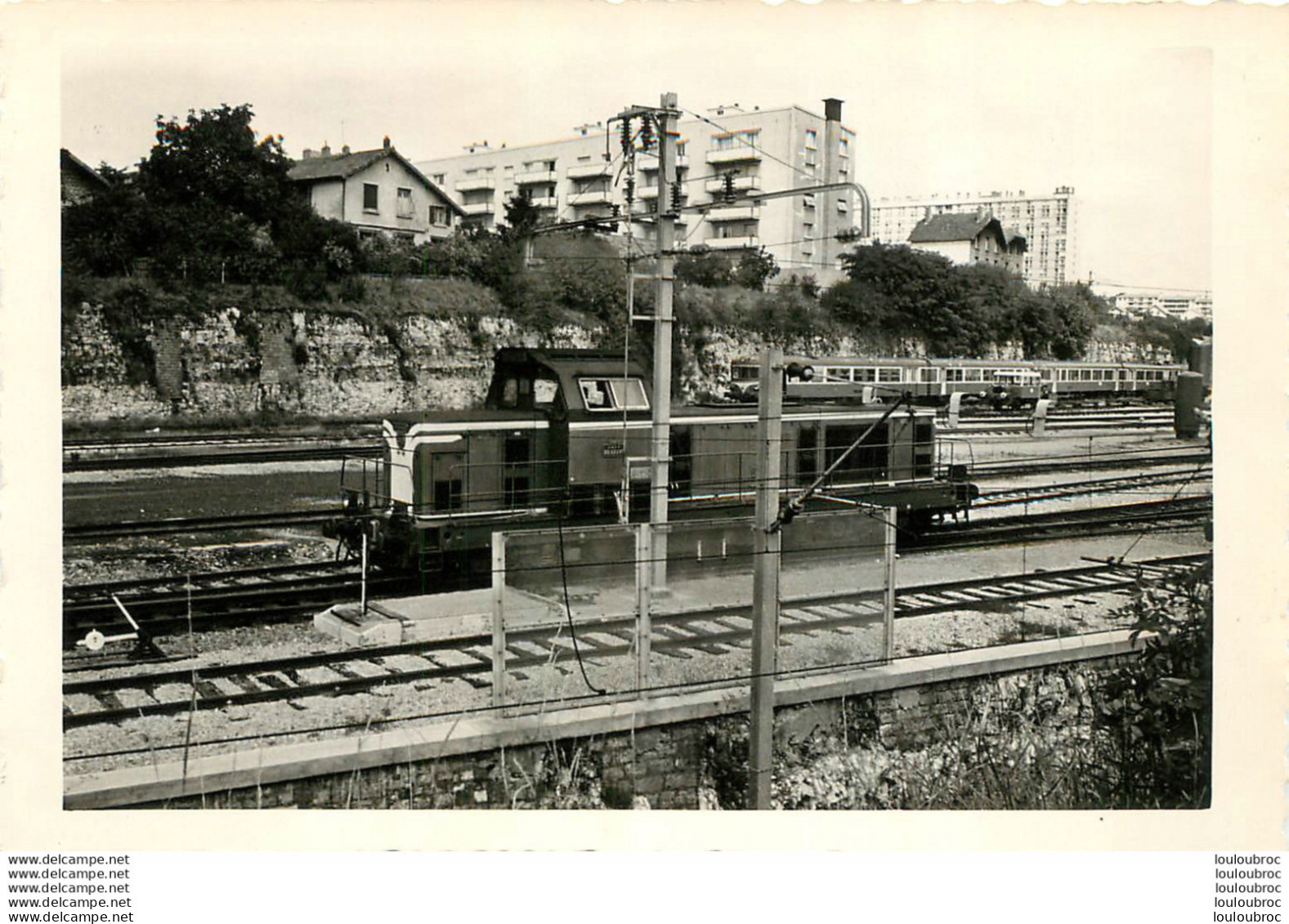 TRAINS GROS PLAN ET ARRIERE PLAN   PHOTO ORIGINALE 13 X 9 CM - Trains