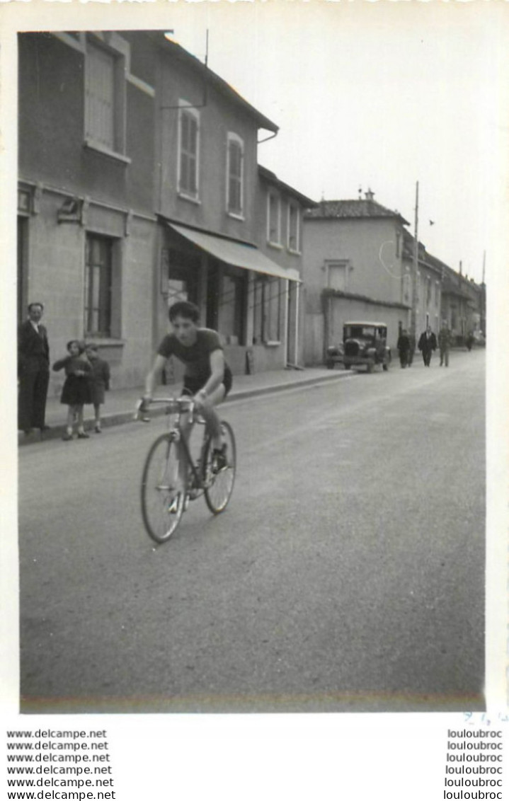 COURSE CYCLISTE 1967  LES ABRETS  ET ALENTOURS ISERE PHOTO ORIGINALE FAURE LES ABRETS  11 X 8 CM R5 - Cyclisme