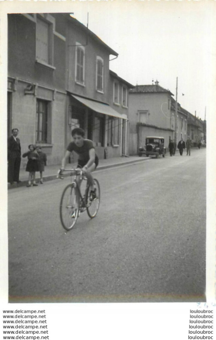 COURSE CYCLISTE 1967  LES ABRETS  ET ALENTOURS ISERE PHOTO ORIGINALE FAURE LES ABRETS  11 X 8 CM R5 - Cycling