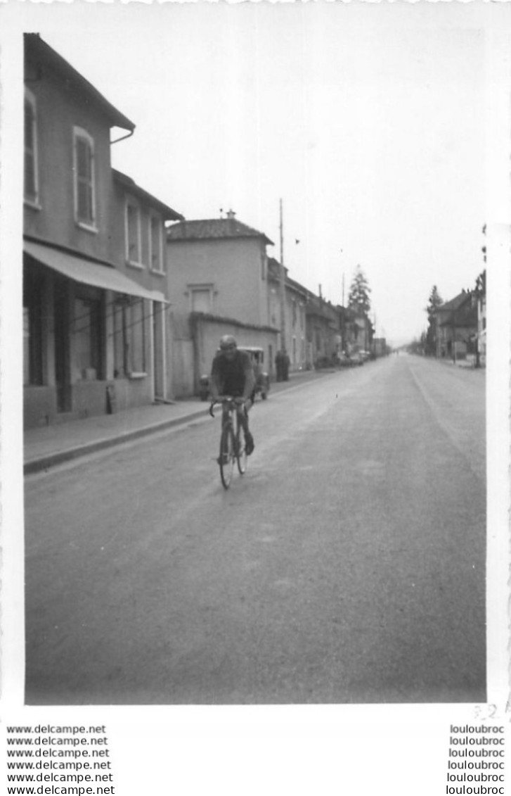COURSE CYCLISTE 1967  LES ABRETS  ET ALENTOURS ISERE PHOTO ORIGINALE FAURE LES ABRETS  11 X 8 CM R14 - Cycling