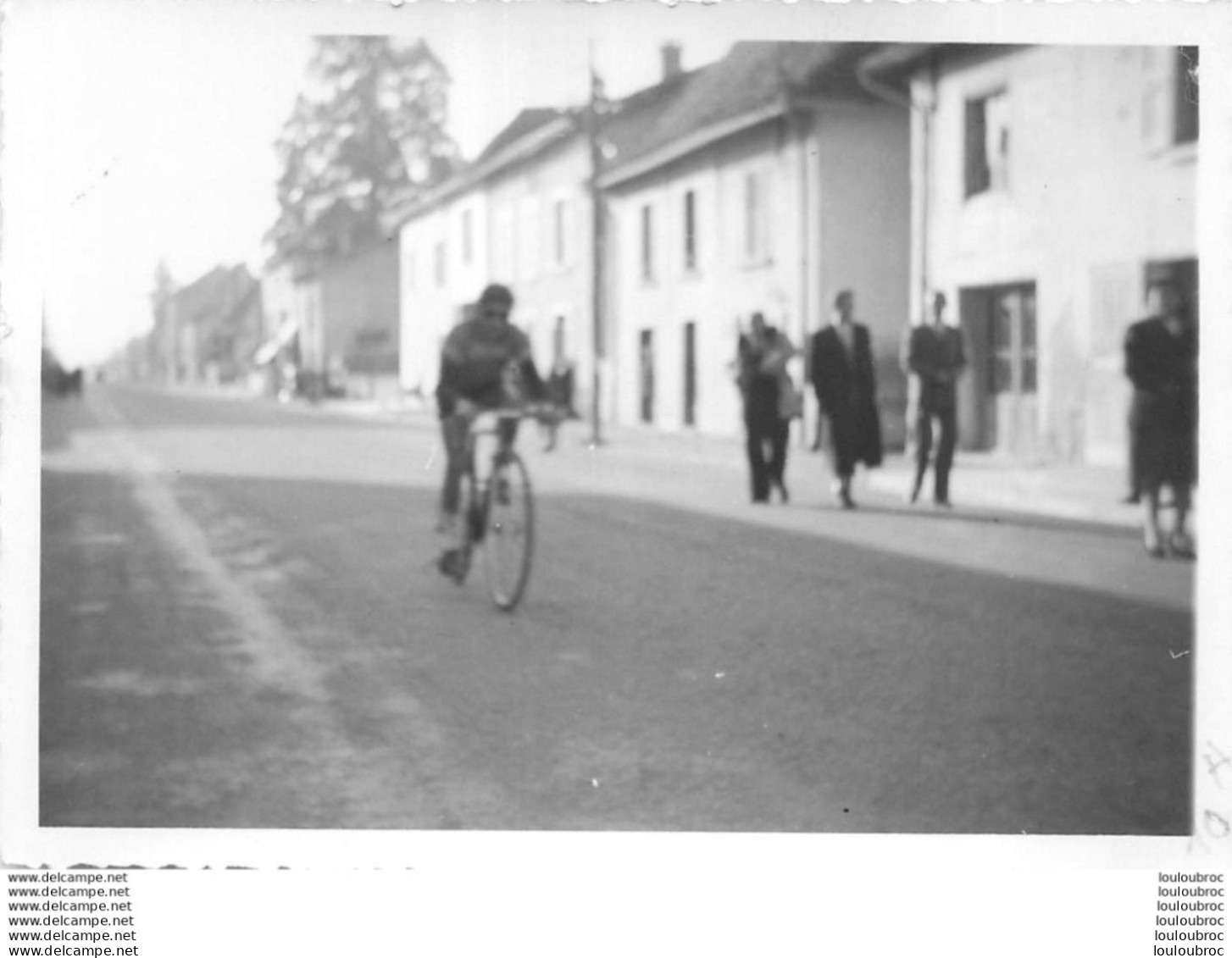 COURSE CYCLISTE 1967  LES ABRETS  ET ALENTOURS ISERE PHOTO ORIGINALE FAURE LES ABRETS  11 X 8 CM R8 - Wielrennen