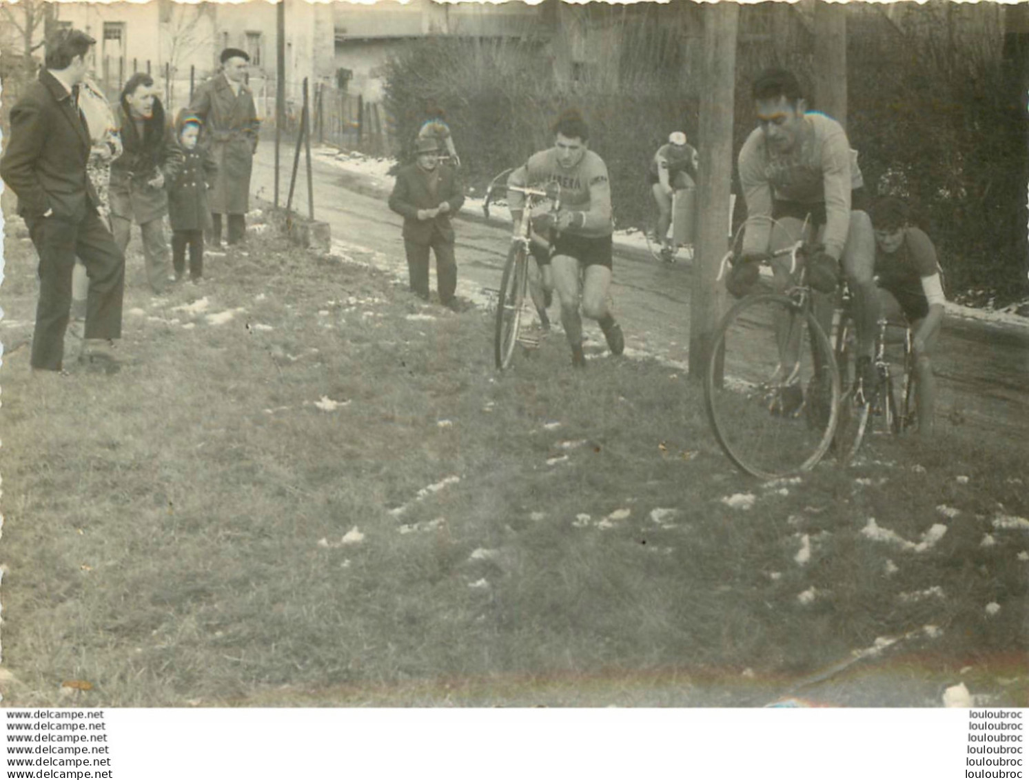 COURSE CYCLISTE 1967  LES ABRETS  ET ALENTOURS ISERE PHOTO ORIGINALE FAURE LES ABRETS  11 X 8 CM R2 - Wielrennen