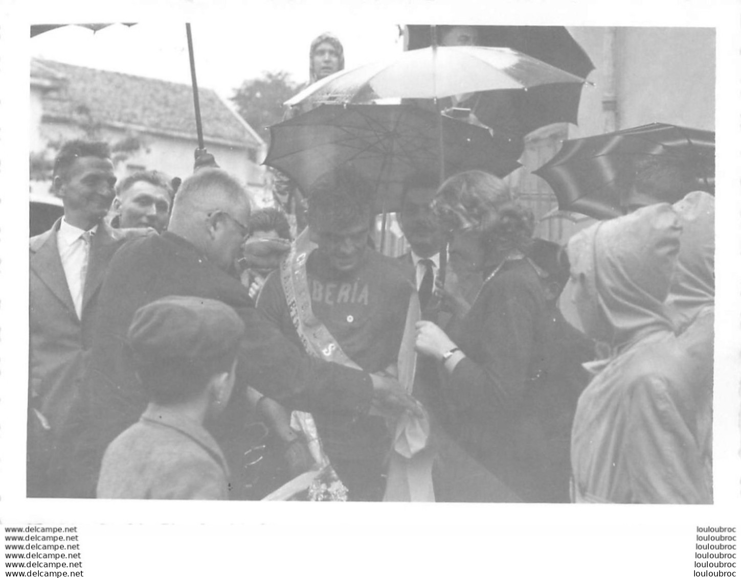 COURSE CYCLISTE 1967  LES ABRETS  ET ALENTOURS ISERE PHOTO ORIGINALE FAURE LES ABRETS  11 X 8 CM R20 - Wielrennen