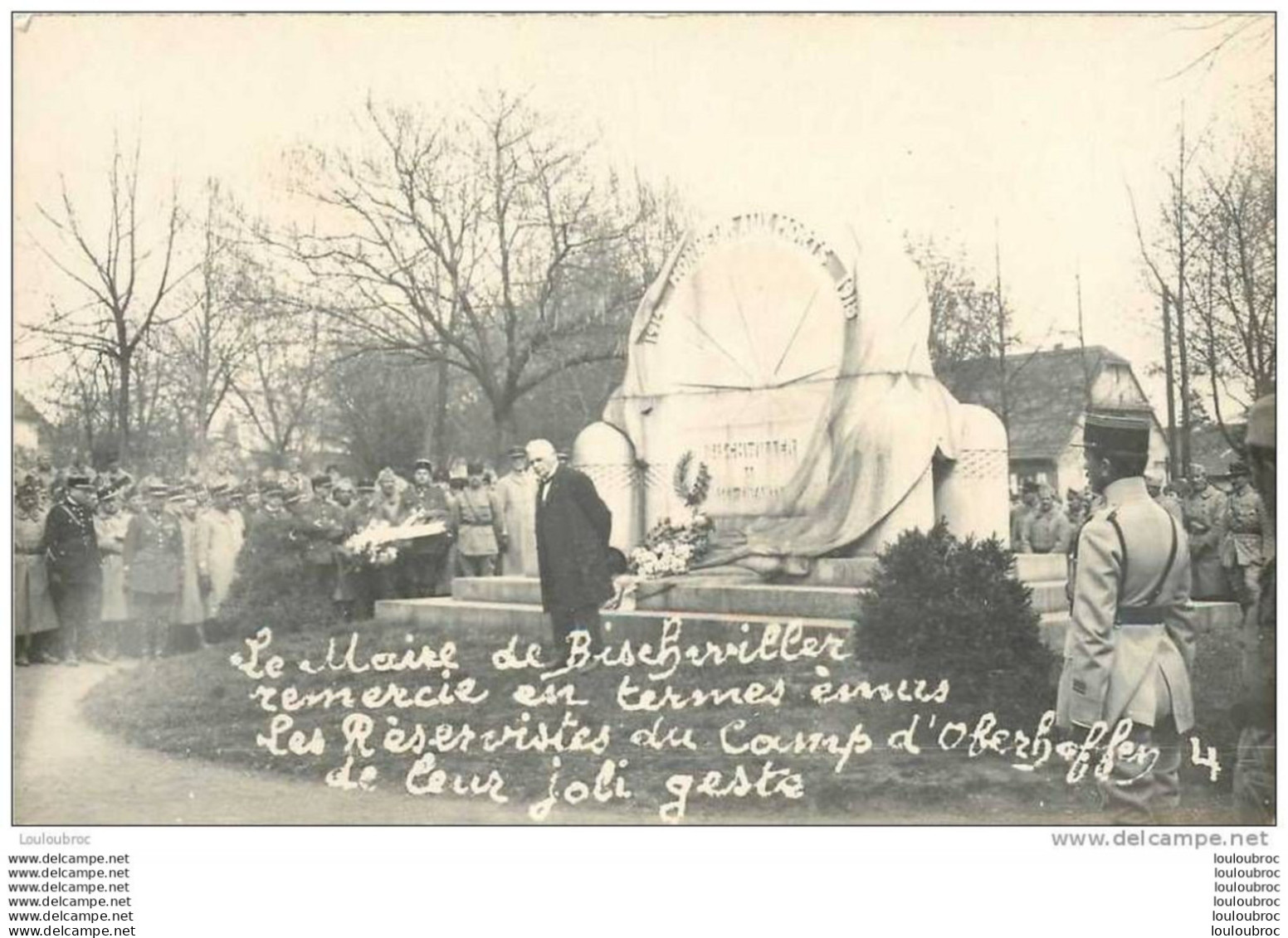 BISCHWILLER CARTE PHOTO INAUGURATION MONUMENT AUX MORTS AVEC LE MAIRE ET LES RESERVISTES DU CAMP D'OBERHOFFEN - Bischwiller