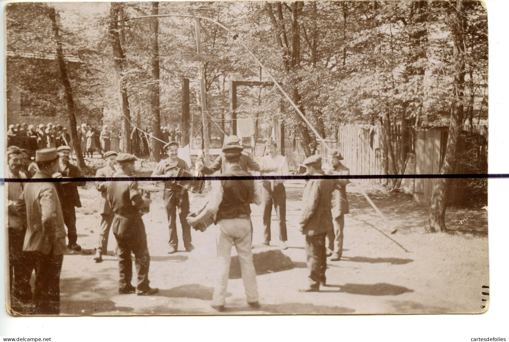 Carte Photo. CPA . Soldats Et Personnages Qui Dansent , Bal , Fête De Village ? Musiciens, - Fotografia