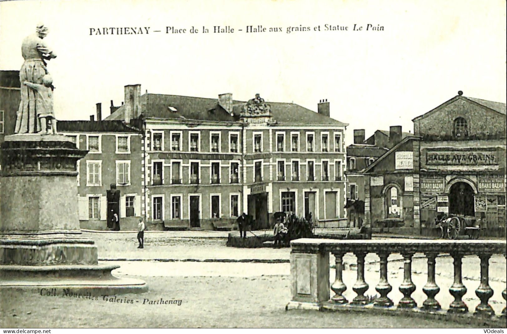 France - (79) Deux-Sèvres - Parthenay - Place De La Halle - Parthenay