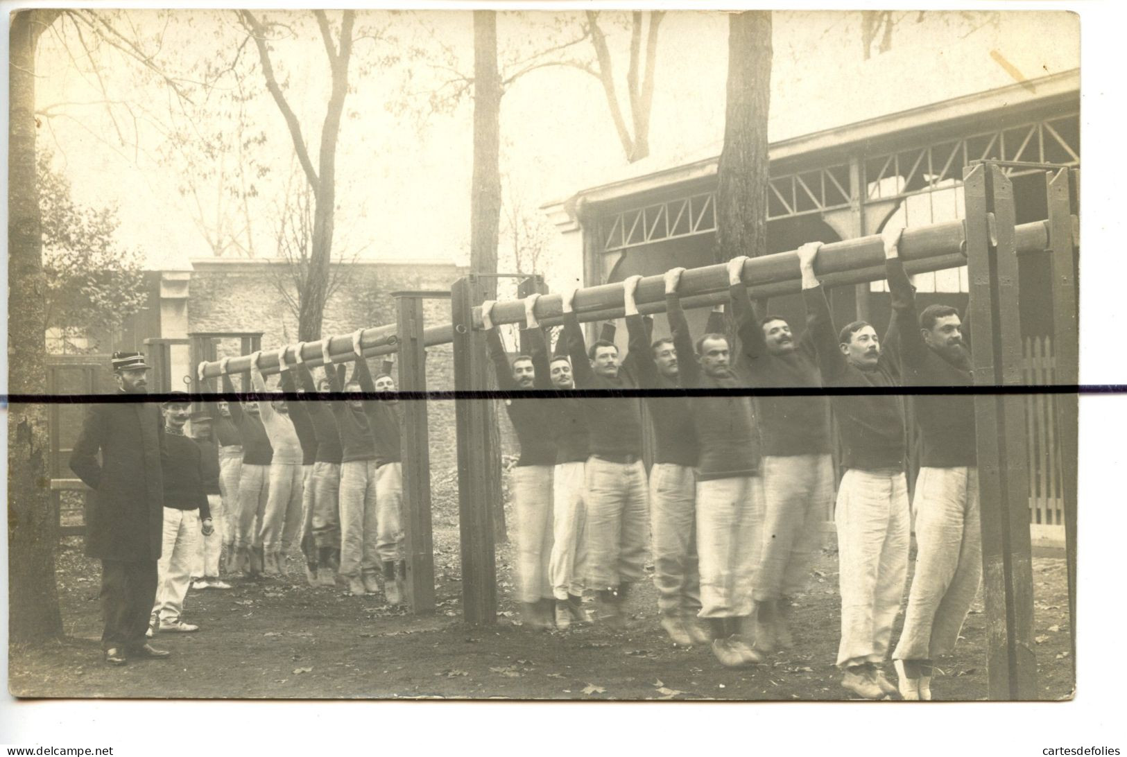 Carte Photo. CPA. D79. Saint-Maixent-l'École . Soldats A L'entraînement Physique Militaire - Saint Maixent L'Ecole