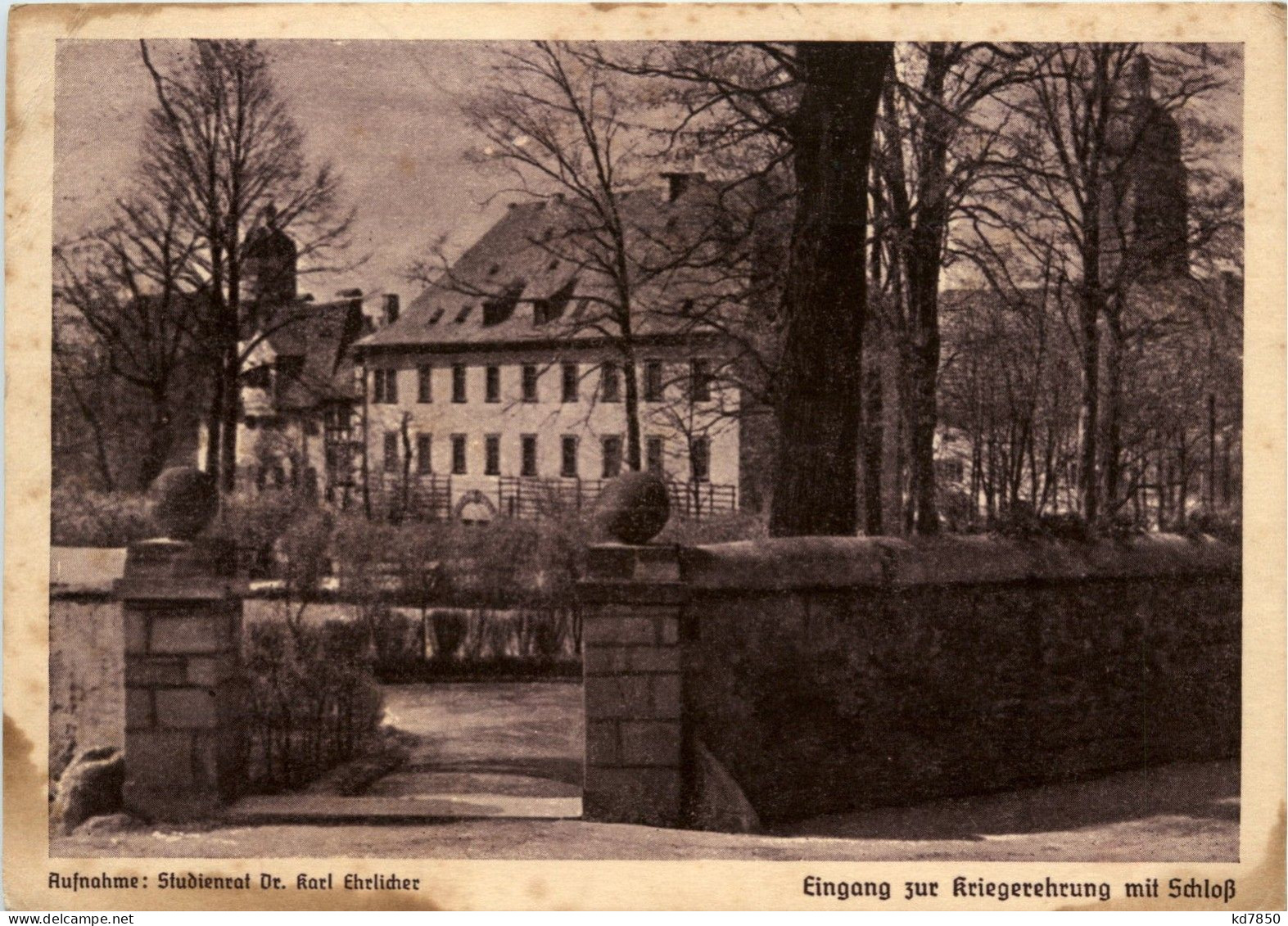 Neustadt-Orla , Eingang Zur Kriegerehrung Mit Schloss - Neustadt / Orla