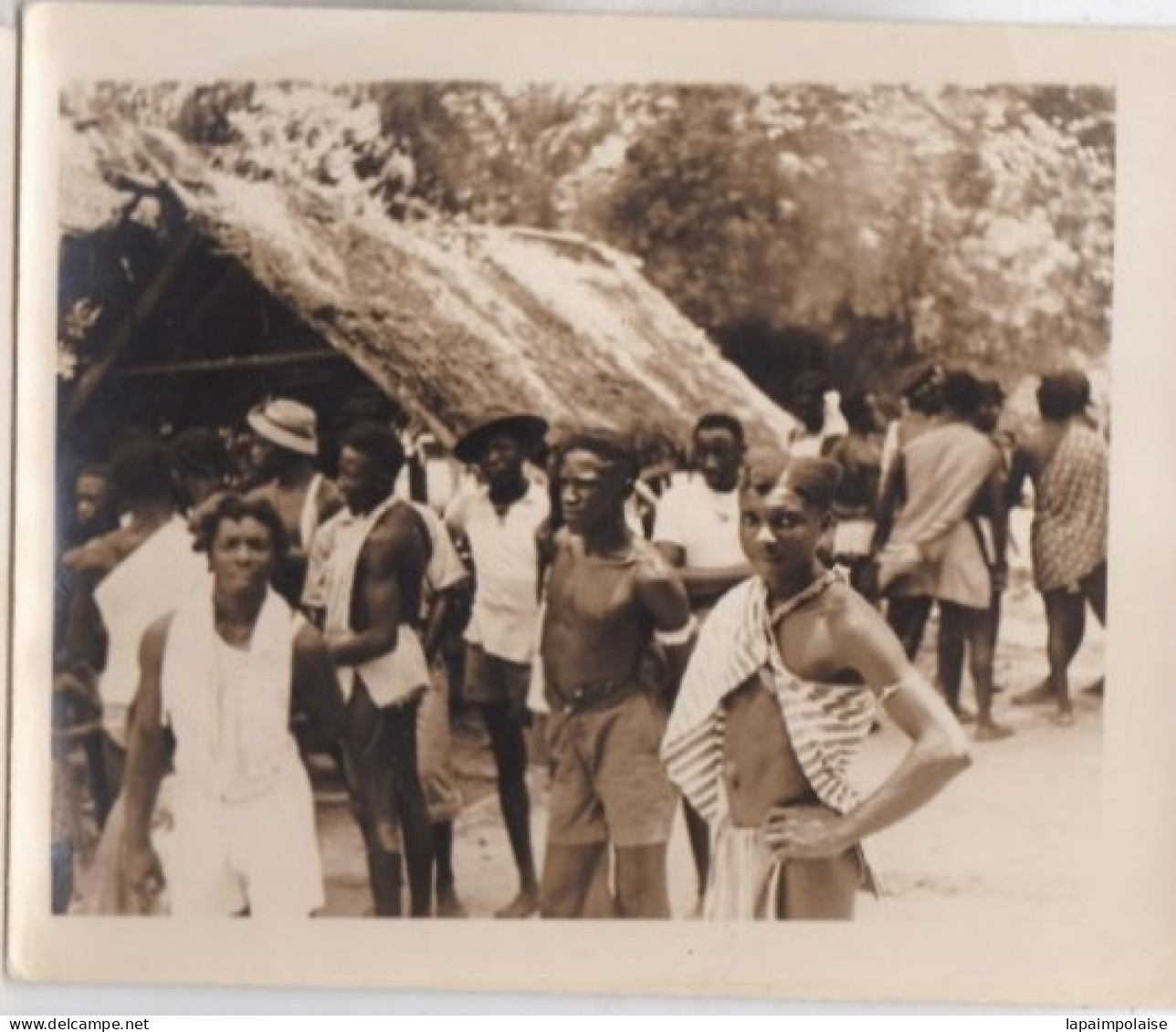 Photo Afrique Cameroun Gabon Congo ? Dans Un Village Groupe D' Autochtones Devant Une Case    Réf 30244 - Afrique