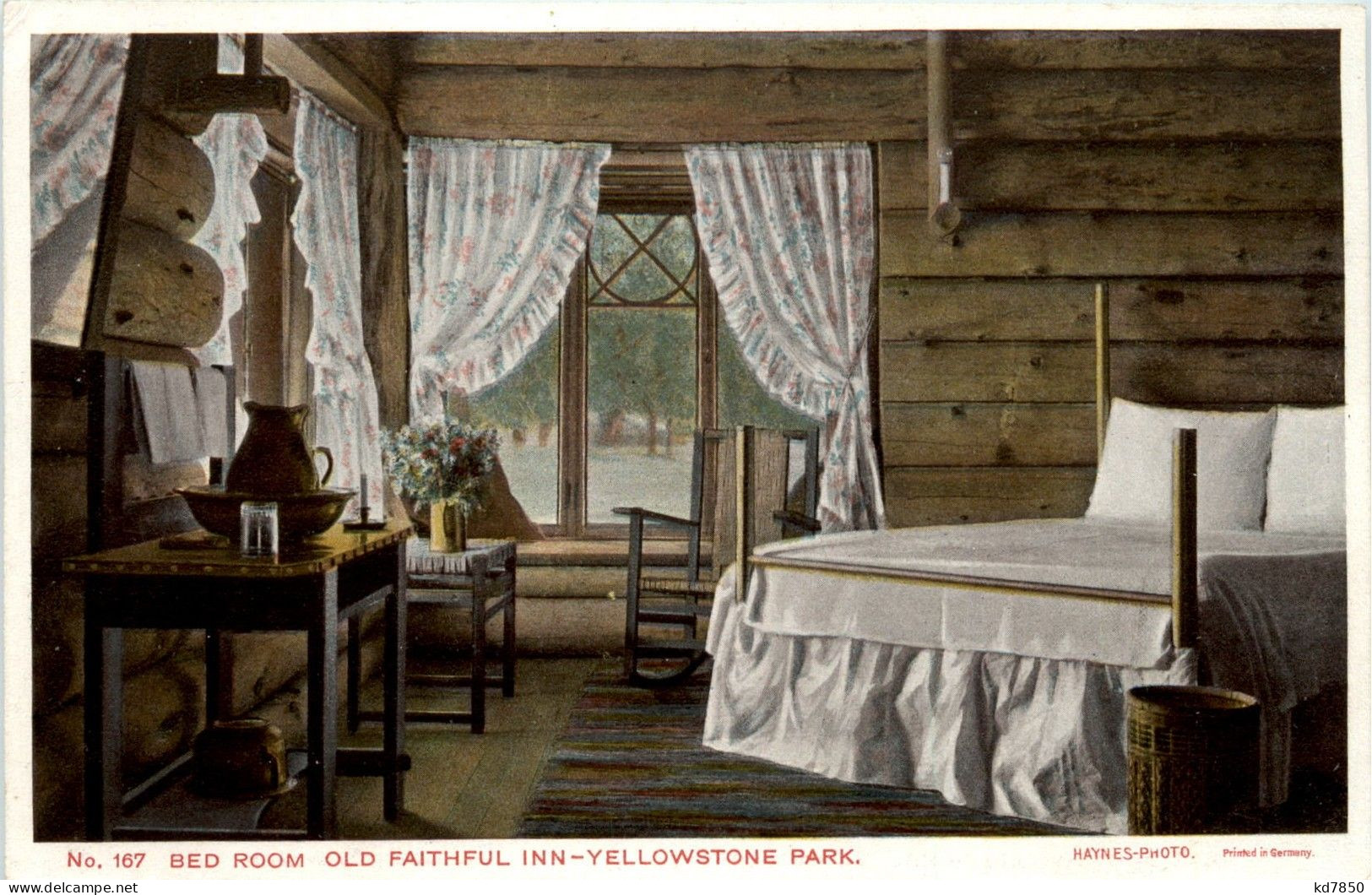 Yellowstone National Park - Bed Room Old Faithful Inn - USA National Parks