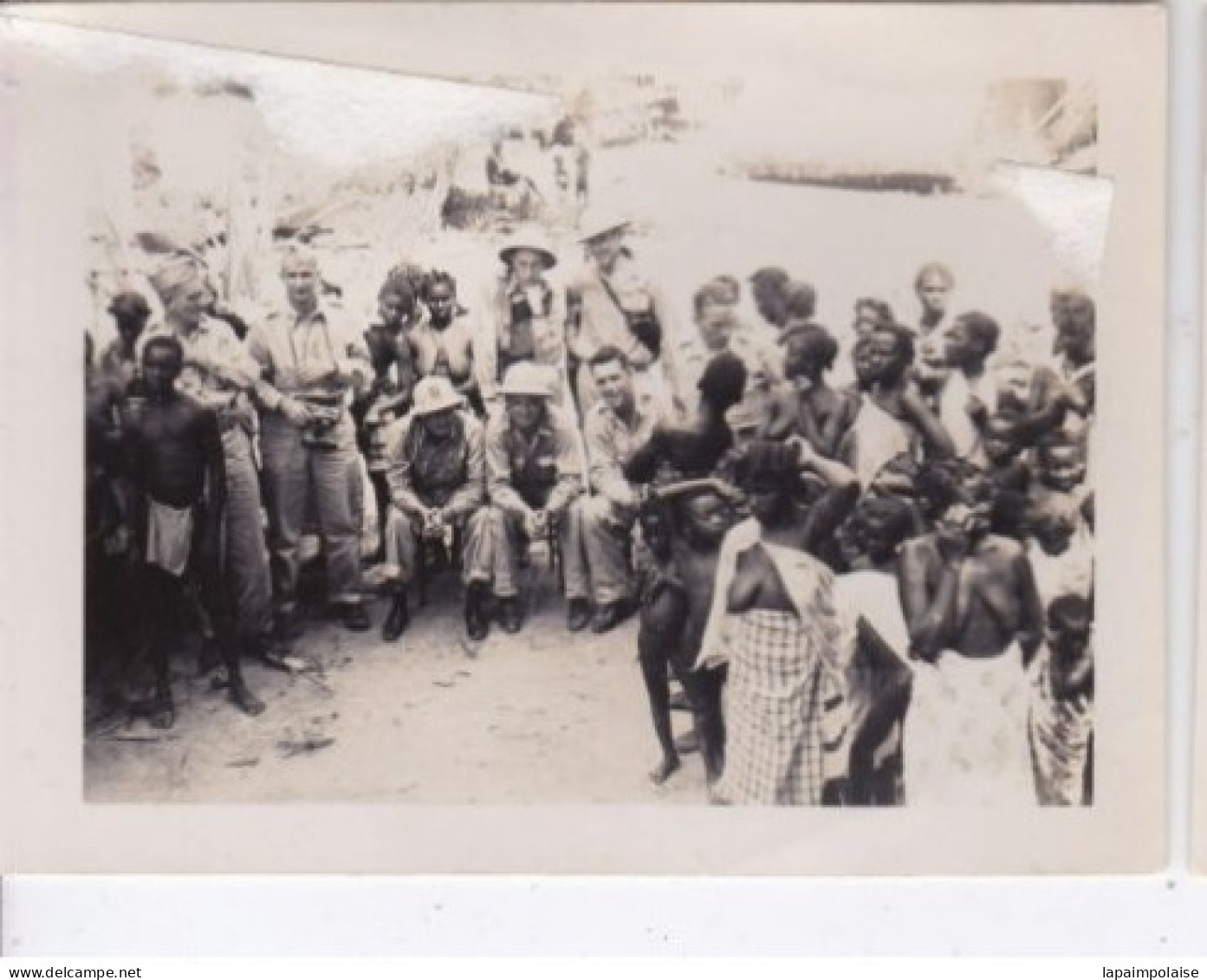 Photo Afrique Cameroun Gabon Congo ? Dans Un Village Militaires Entourées Des Villageois    Réf 30253 - Africa