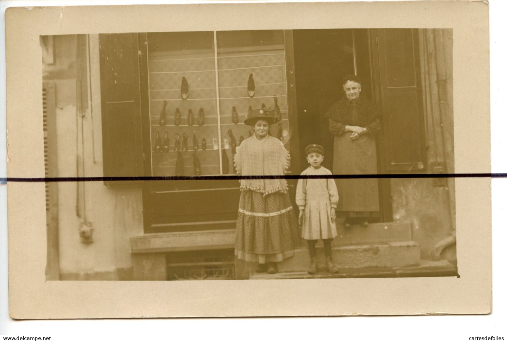 Carte Photo A Identifier . CPA. Devanture Magasin établissement Boutique De Chaussures . Personnages Devant Le Commerce - Fotografie