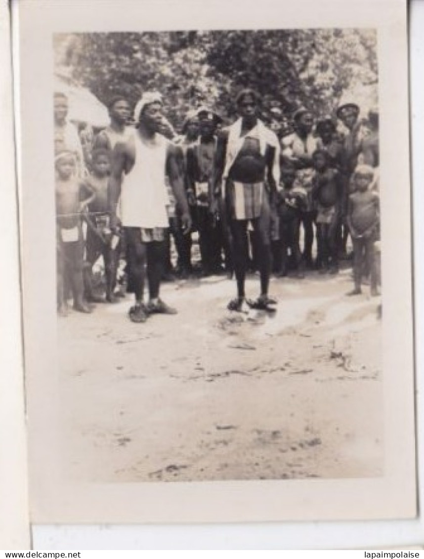 Photo Afrique Cameroun Gabon Congo ? Dans Un Village  Groupes D'autochtones Deux Danseurs   Réf 30257 - Afrique