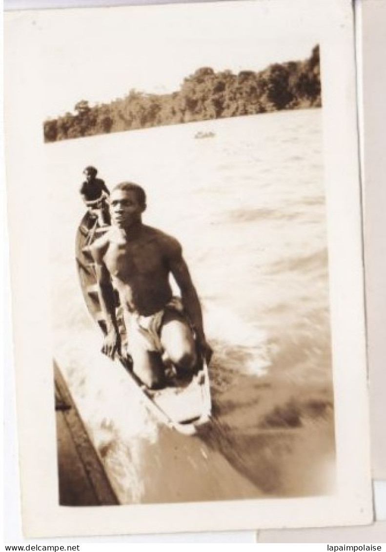 Photo Afrique Cameroun Gabon Congo ? Sur Une Rivière Hommes En Pirogue   Réf 30259 - Afrika
