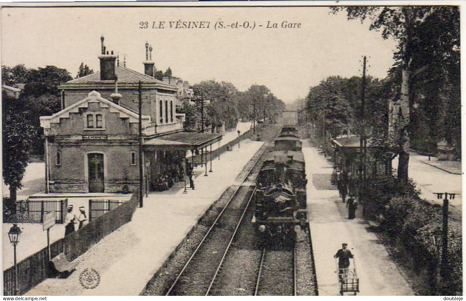 D78   LE VESINET  La Gare  ................... Avec Locomotive Gros Plan - Le Vésinet