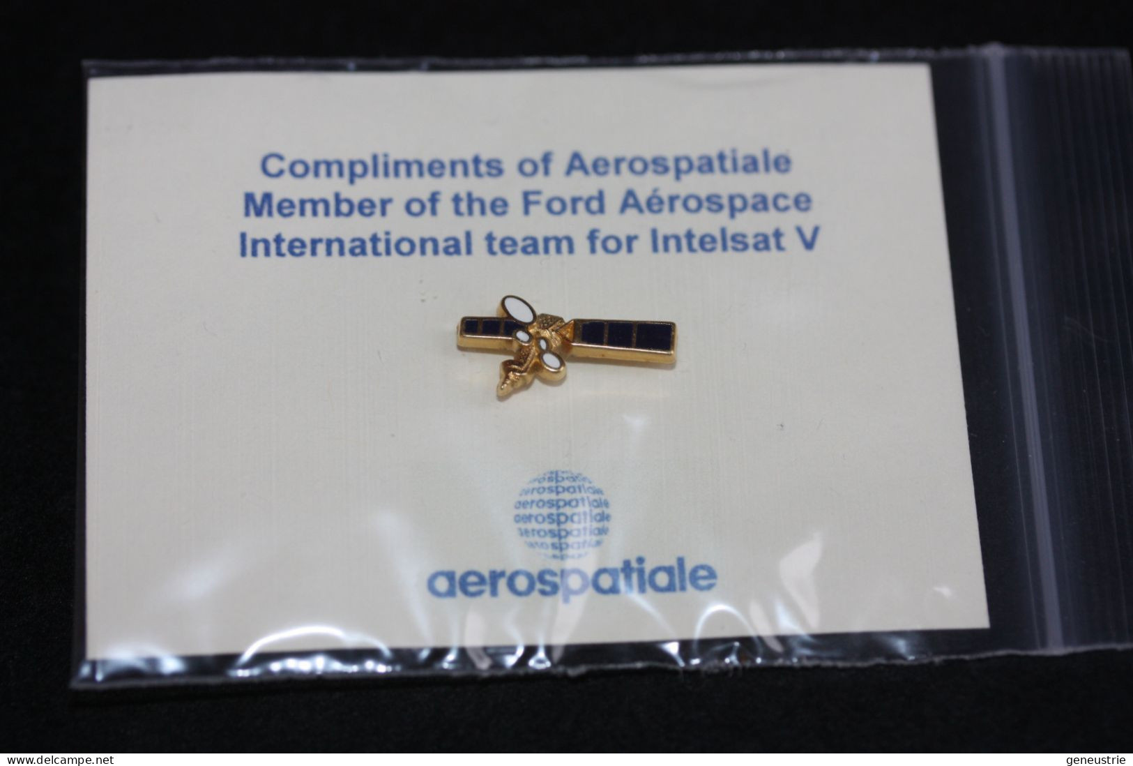 Insigne (type Pin's) "Satellite Intelsat V" Aerospatiale - Space Rocket - Otros & Sin Clasificación