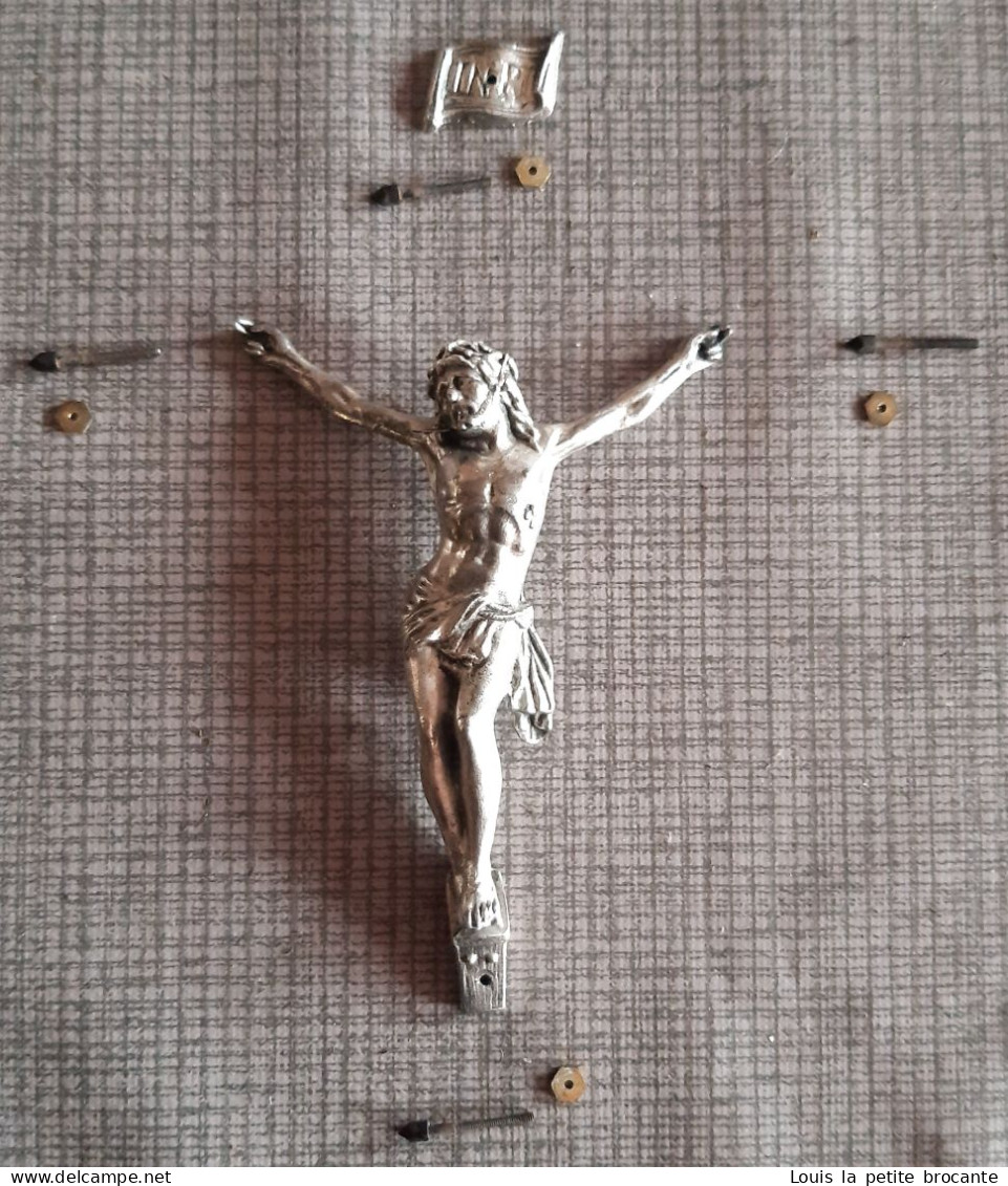 Superbe crucifix à accrocher, Christ , plaque INRI et écoinçons en argent , croix en onyx avec belle veine rouge