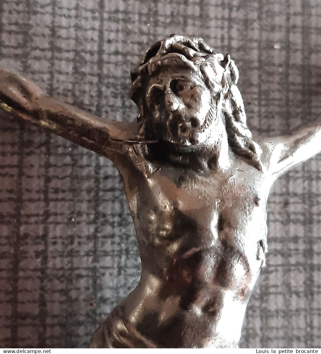 Superbe crucifix à accrocher, Christ , plaque INRI et écoinçons en argent , croix en onyx avec belle veine rouge