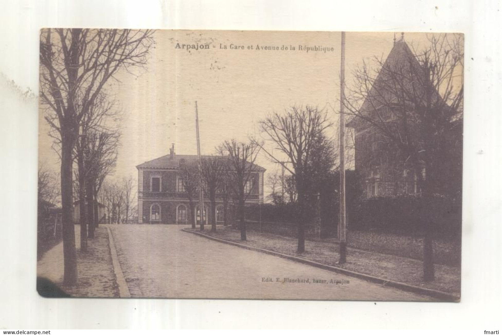 Arpajon, La Gare Et Avenue De La République - Arpajon