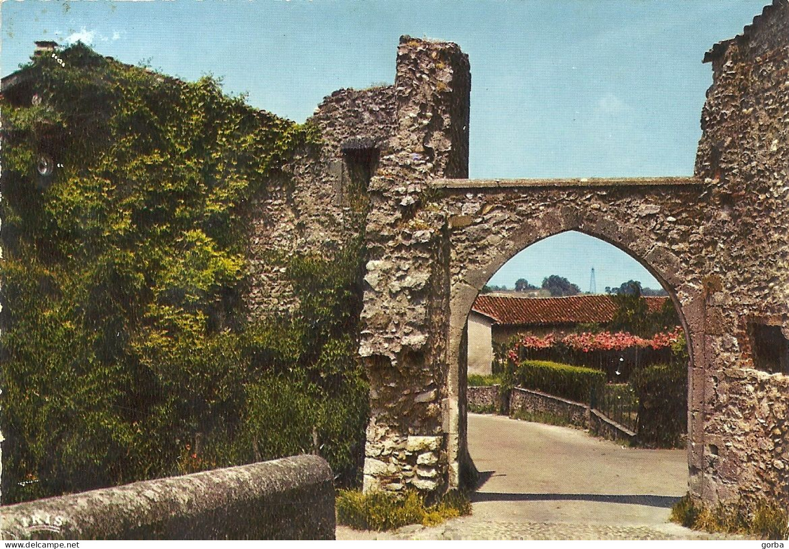 *CPM - 01 - PEROUGES -  Porte De La 1ére Enceinte Des Remparts Et La Barbacane - Pérouges