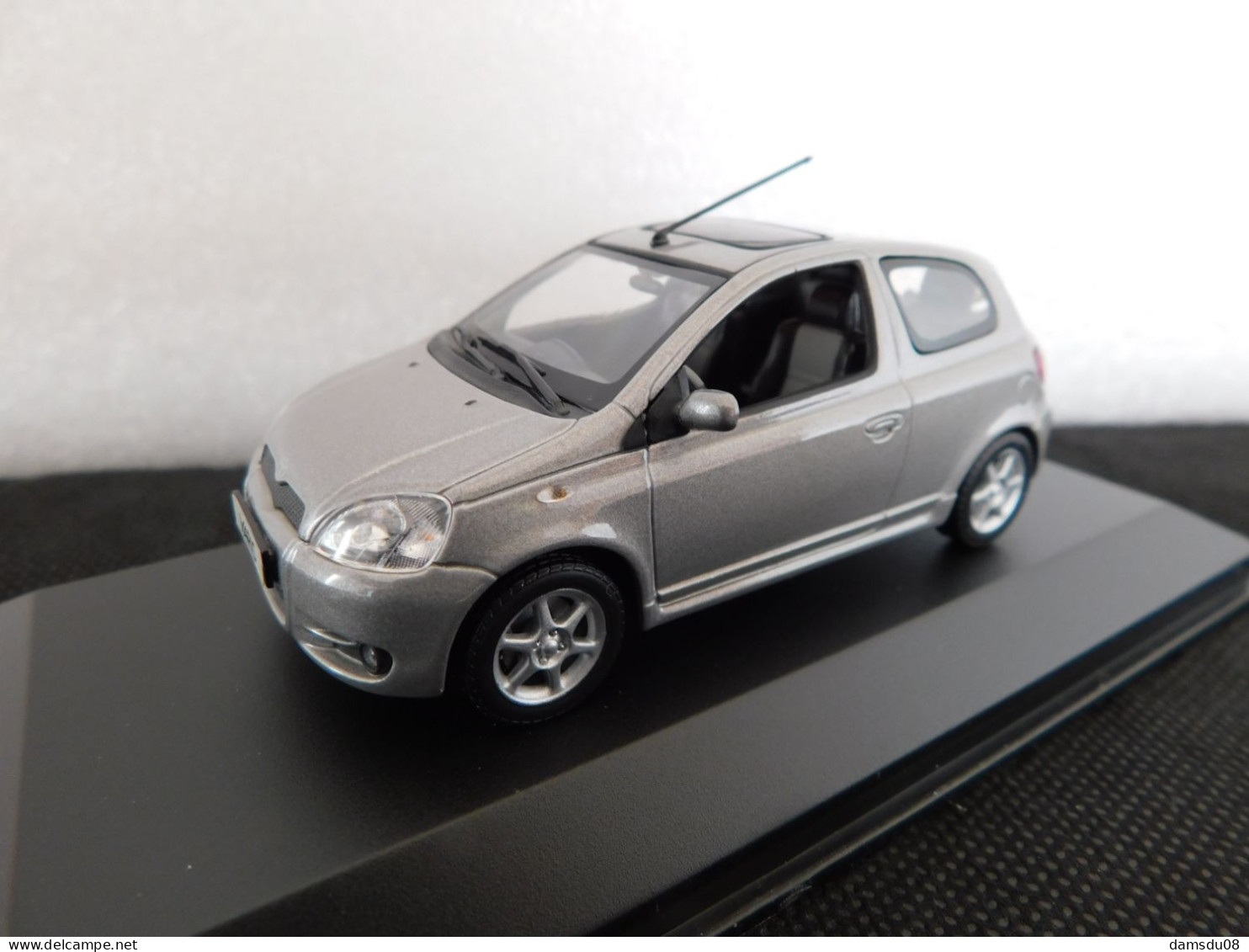 Minichamps Toyota Yaris Grise 3 Portes  Echelle 1/43 En Boite Vitrine Et Surboite Carton - Minichamps