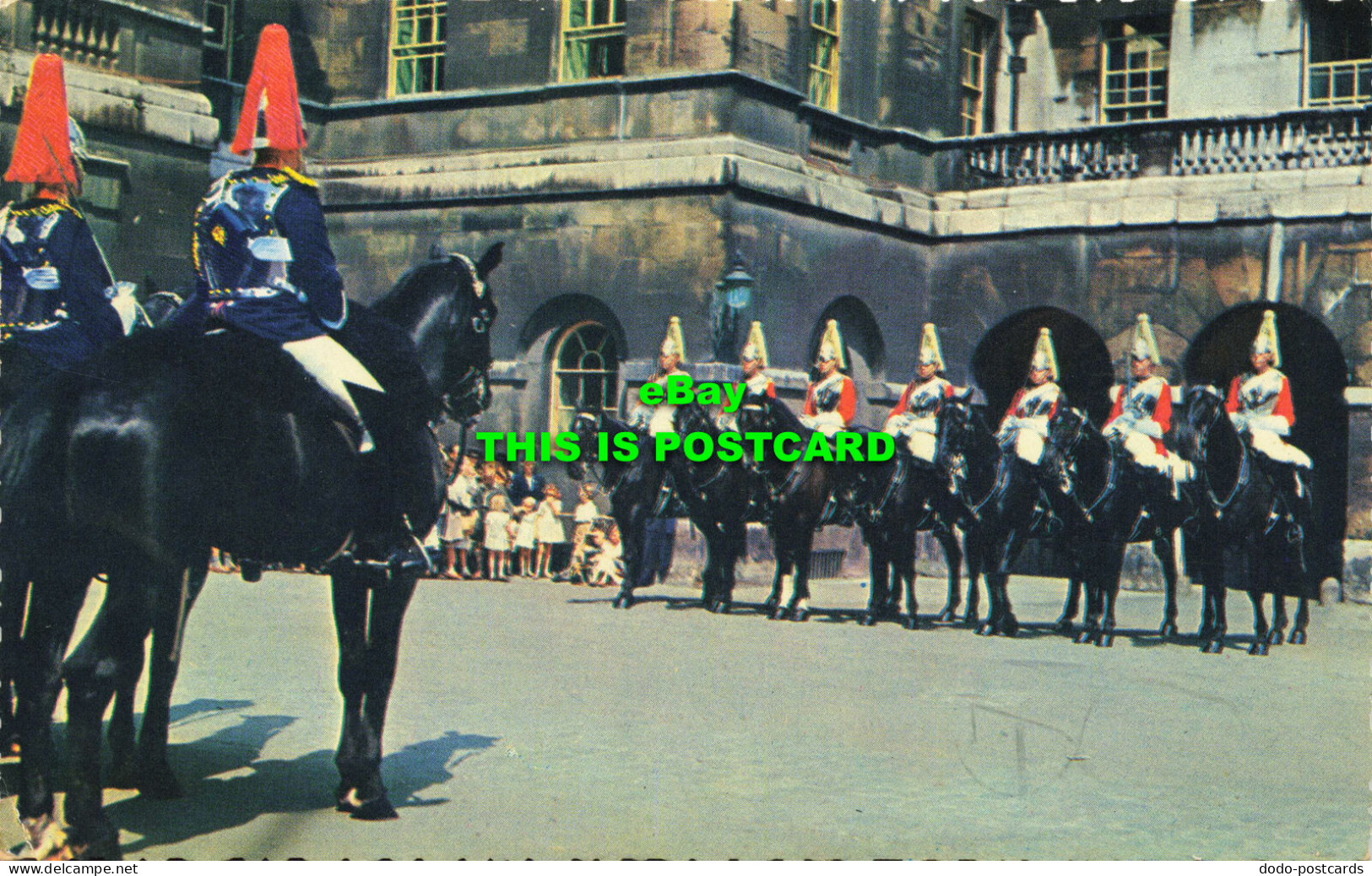 R621433 Changing Of Queens Life Guard At Horse Guards. Whitehall. London. T. P. - Andere & Zonder Classificatie
