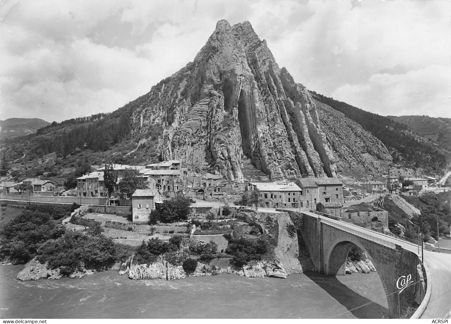 04 SISTERON Vue Sur Le Rocher Et Le Village    N° 7 \ML4001 - Sisteron