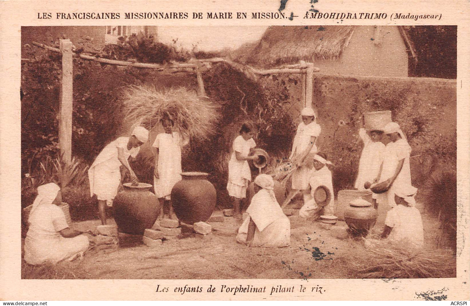 MADAGASCAR  AMBOHIDRATRIMO  Les Enfants De L'orphelinat Pilant Le Riz  (Scans R/V) N° 44 \ML4041 - Madagascar