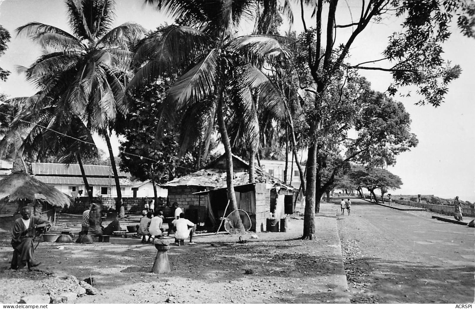 Guinée Française Conakry Maisons Indigènes Sur La Corniche Carte Vierge Non Circulé   (Scans R/V) N° 65 \ML4050 - French Guinea