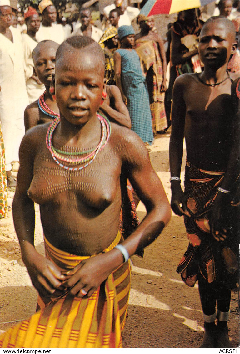 CAMEROUN - MOKOLO Jeune Femme Un Jour De Fête Seins Nus   (Scans R/V) N° 17 \ML4055 - Cameroun