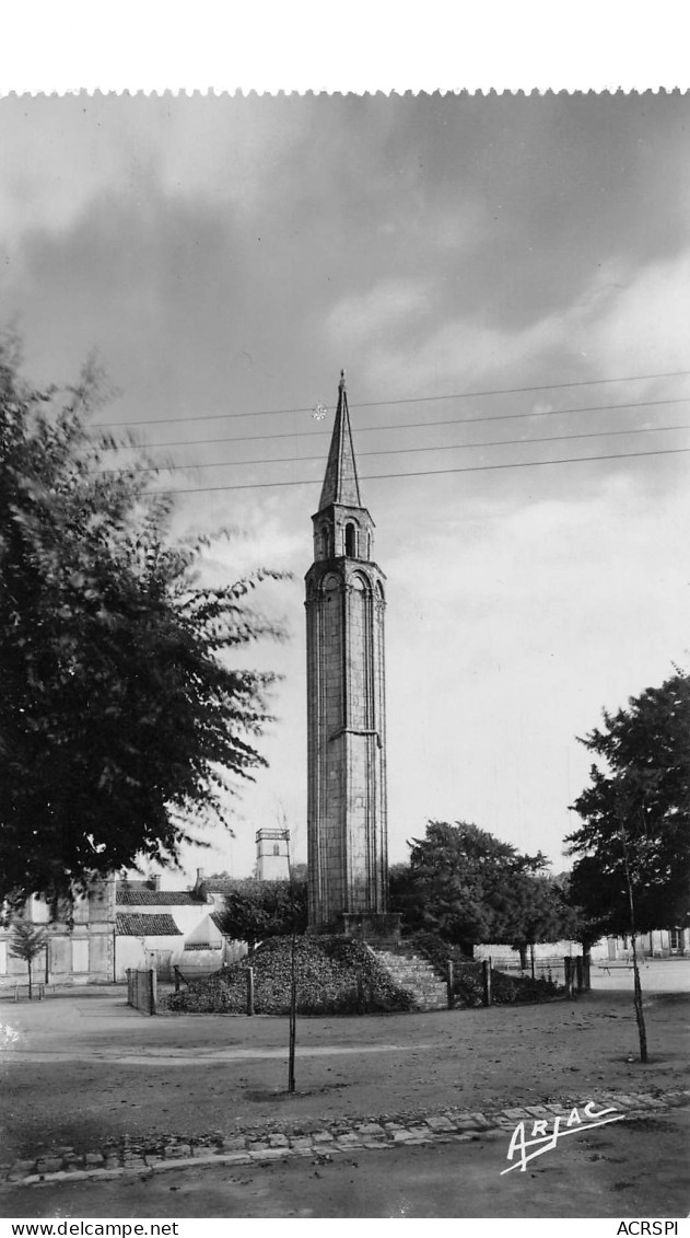 17 île D' Oléron SAINT PIERRE  Place Du Marché La Flêche Lanterne Des Morts  (Scans R/V) N° 53 \ML4069 - Saint-Pierre-d'Oleron