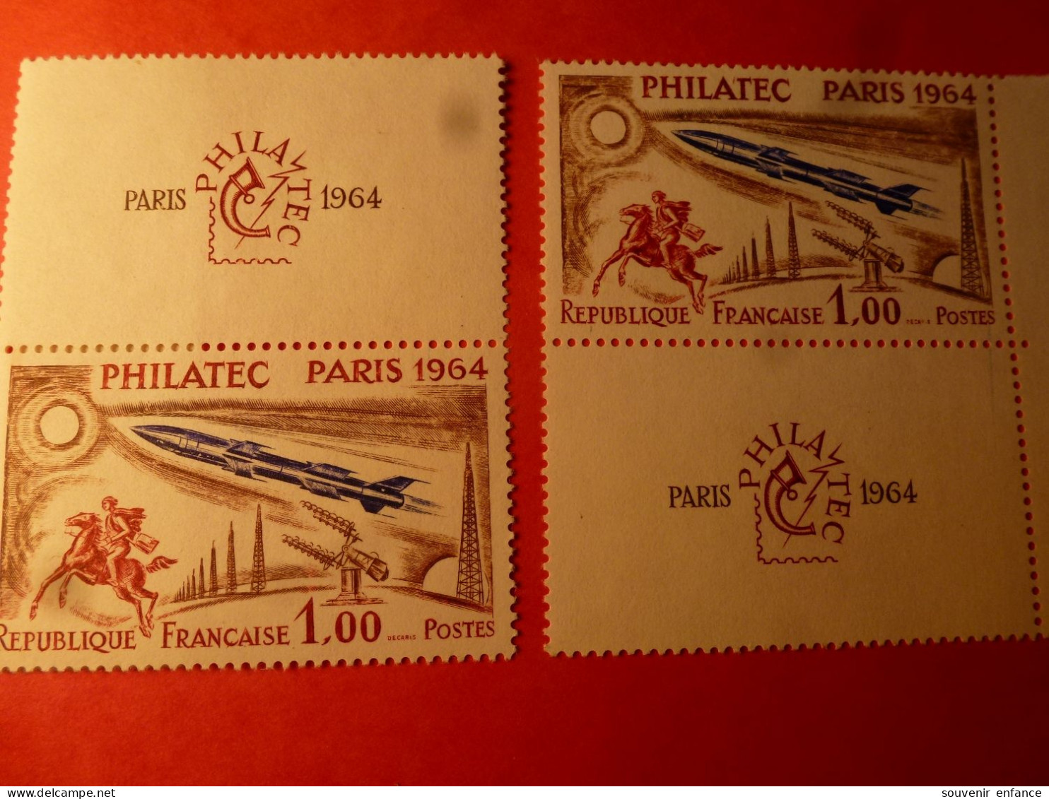 N°1422 Philatec Paris 1964 Coin De Feuille Decaris En Partie Effacé à Côté De Postes Sur Le Timbre De Droite Neuf ** - Unused Stamps