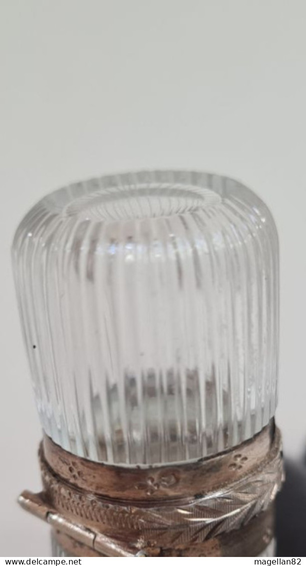 ANCIEN FLACON A SELS. Monture En  Argent &  Vermeil. Étui Cuir. Flacon Cristal - Glass & Crystal