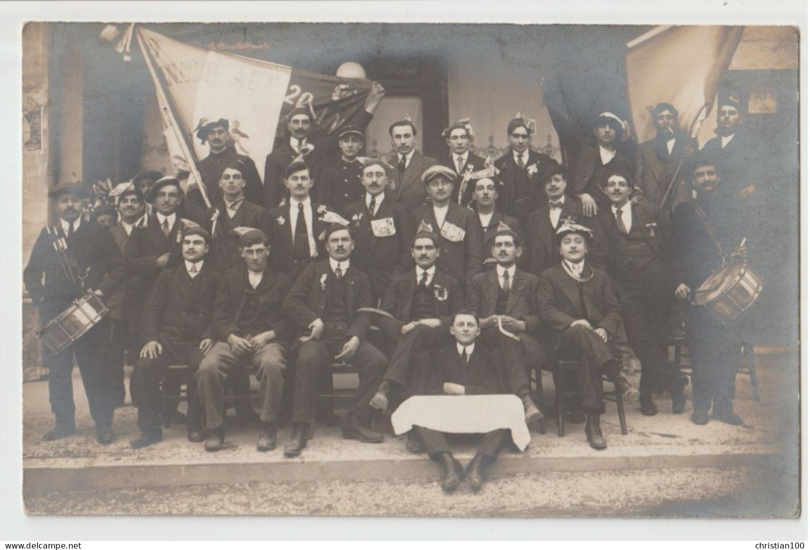 CARTE PHOTO  - DEVANT UN CAFE CONSCRITS AVEC DES TAMBOURS - DRAPEAUX FRANCAIS AVEC LE NOM D'UNE VILLE ( ....EAUX ? ) - - To Identify