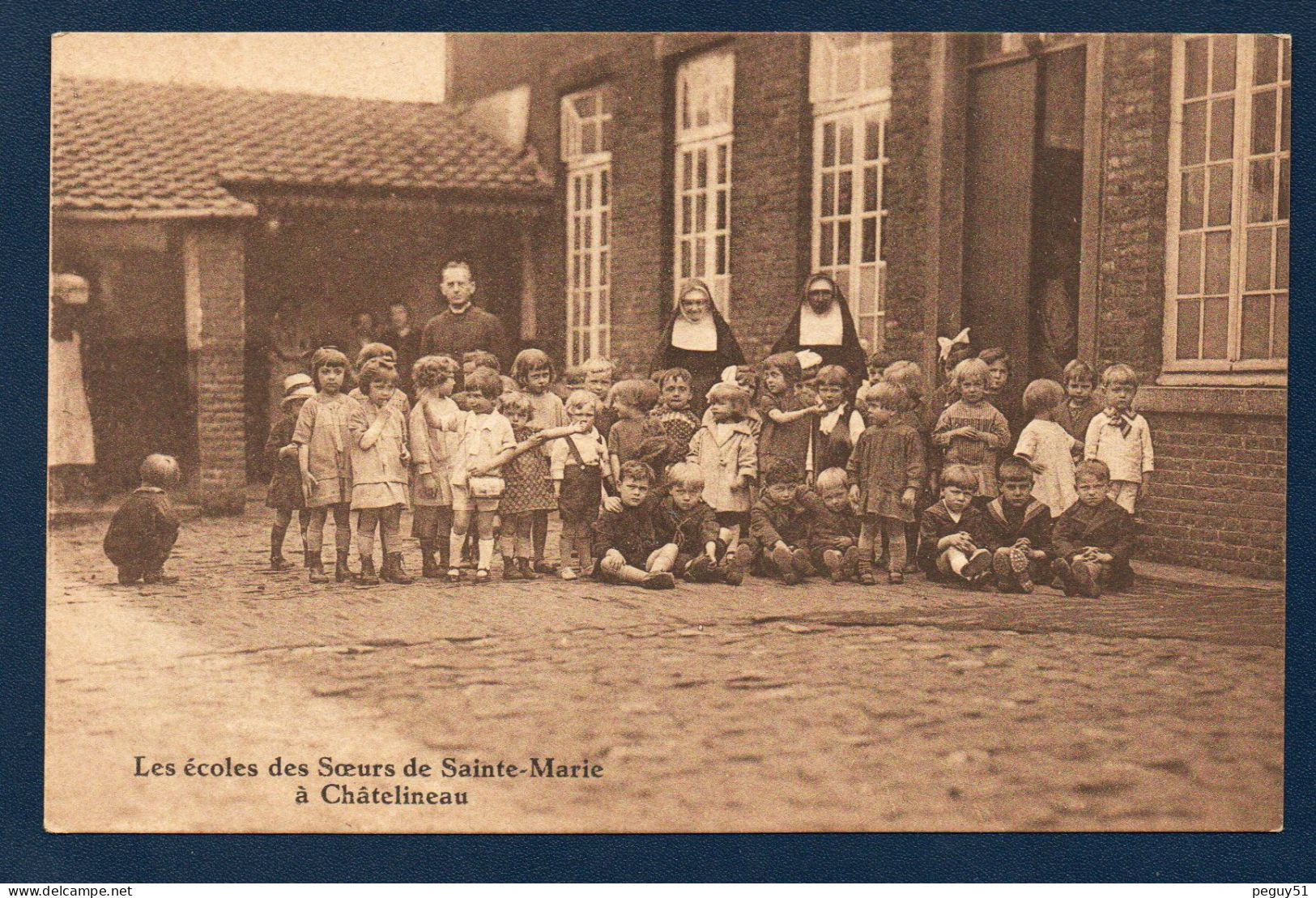 Châtelineau ( Châtelet). Les écoles Des Soeurs De Sainte-Marie. Photo De Classe Avec Soeurs Et Curé. - Châtelet