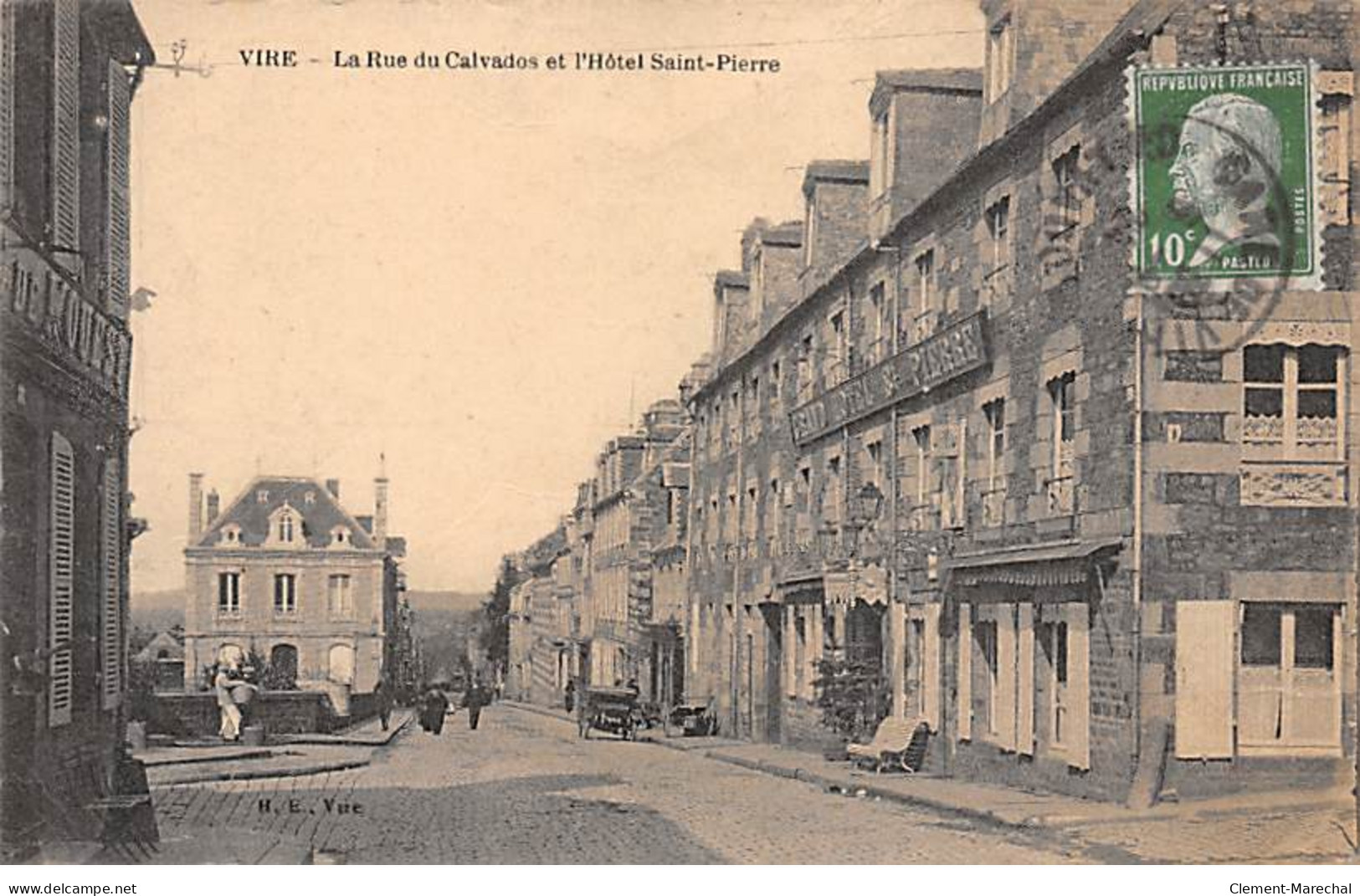 VIRE - La Rue Du Calvados Et L'Hôtel Saint Pierre - Très Bon état - Vire