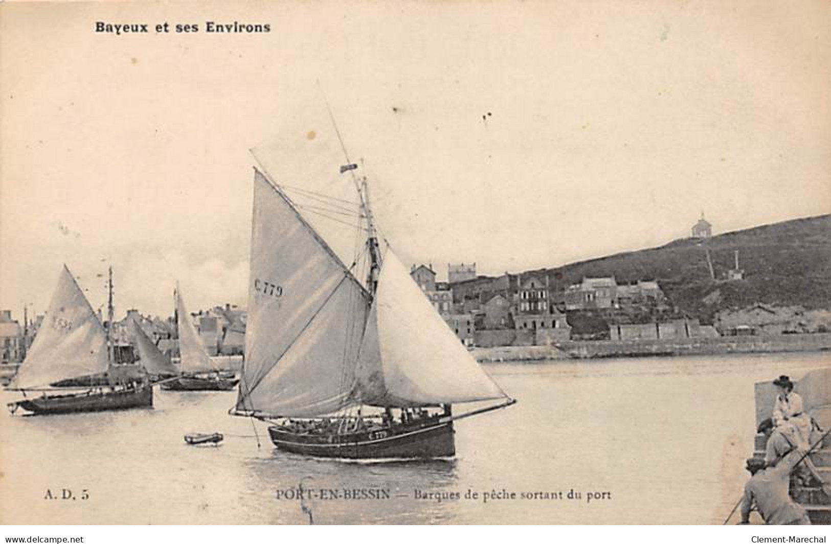 PORT EN BESSIN - Barques De Pêche Sortant Du Port - Très Bon état - Port-en-Bessin-Huppain
