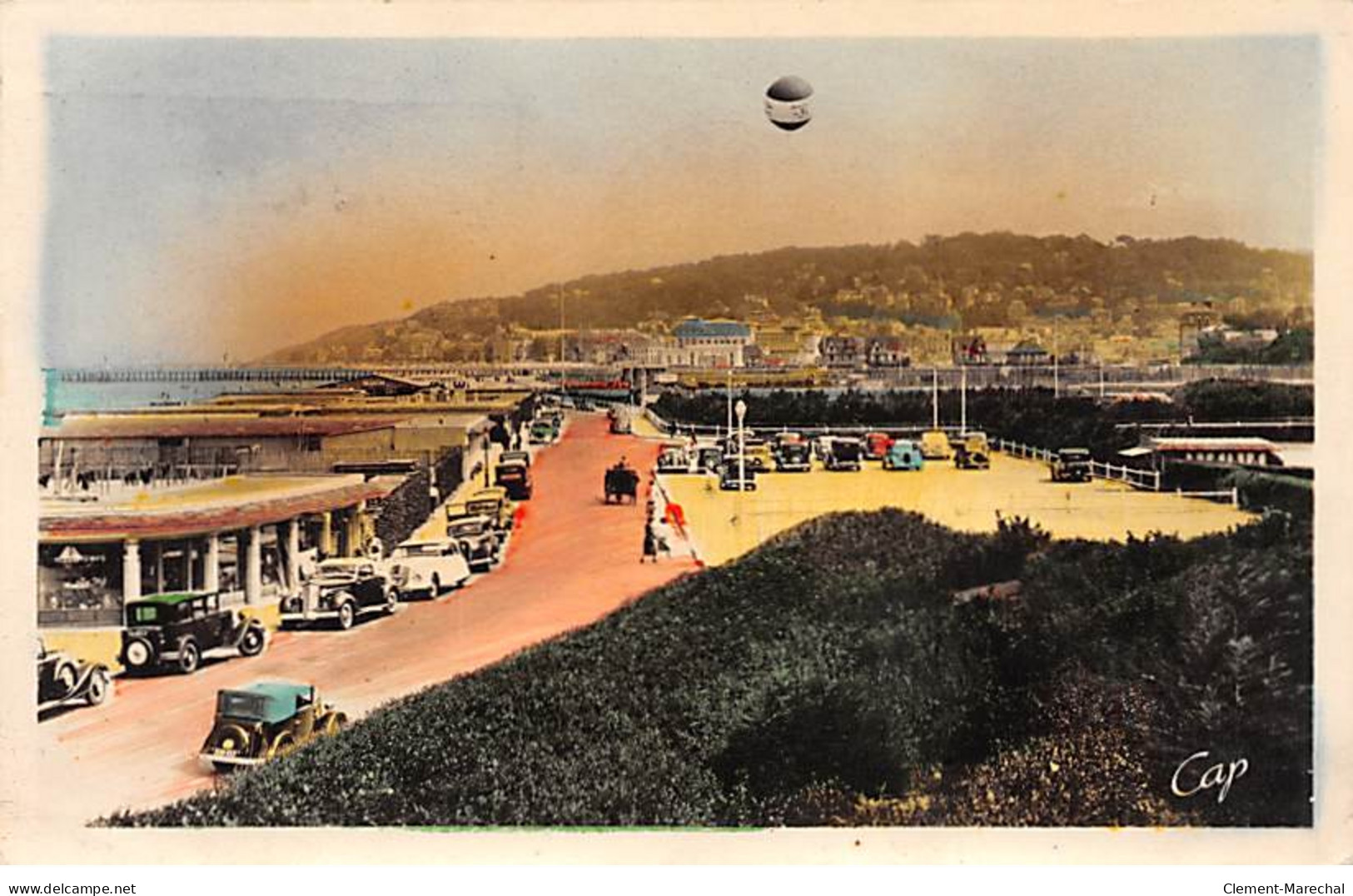 DEAUVILLE - Plage Fleurie - Vue Générale Vers Le Port - Très Bon état - Deauville